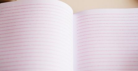 Papier kancelaryjny – czym różni się od zwykłego papieru?